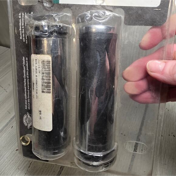Harley Davidson Flame Hand Grips 2008-Later Touring Models 56518-08 Chrome/Black - Picture 9 of 11